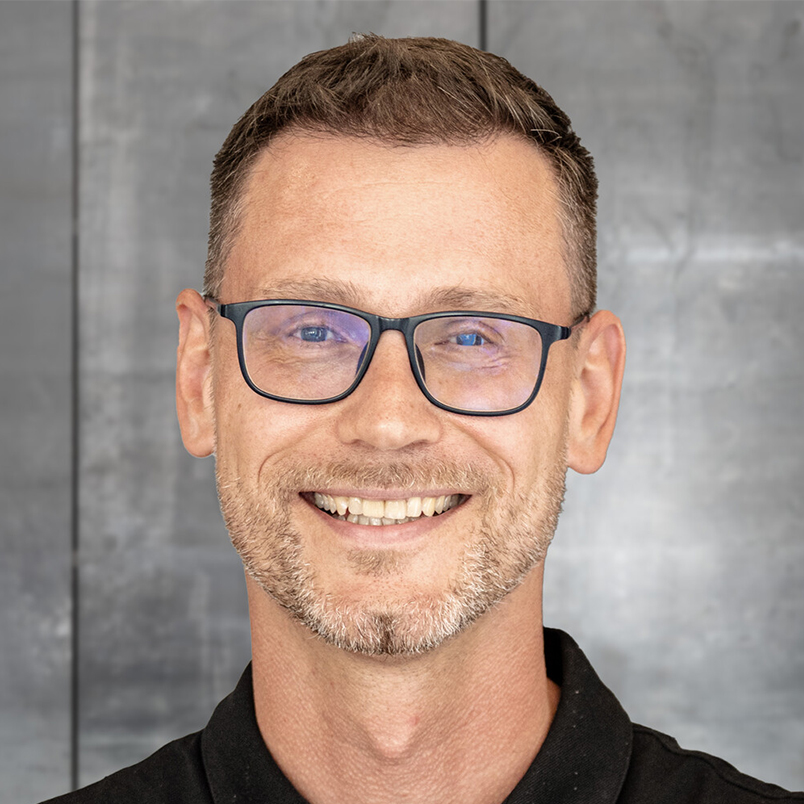 Profilbild von Andreas Zieschang vor grauer Wand