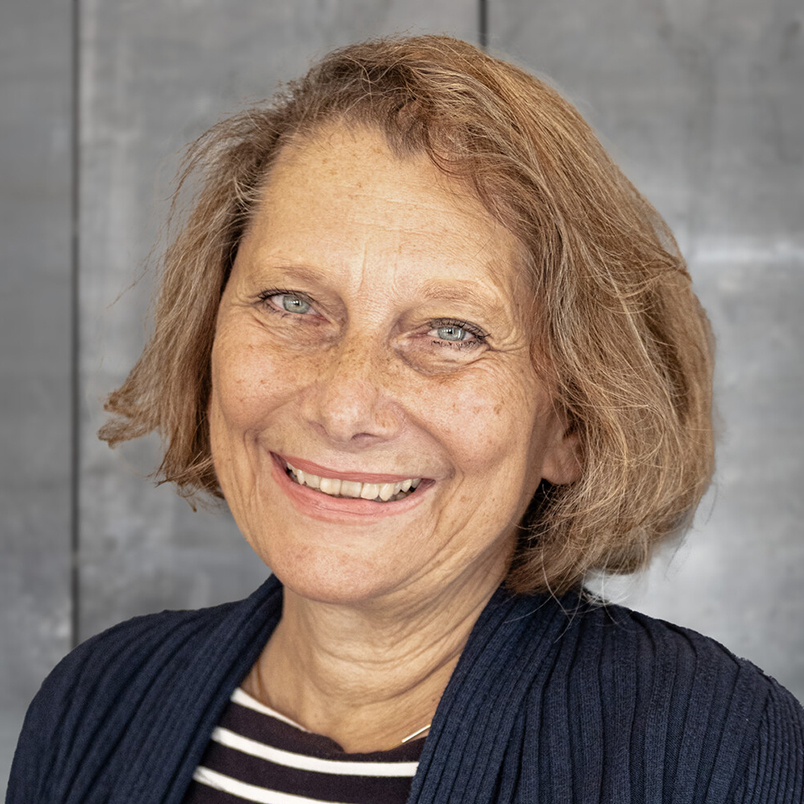 Profilbild Gabriele Algrim vor grauer Wand