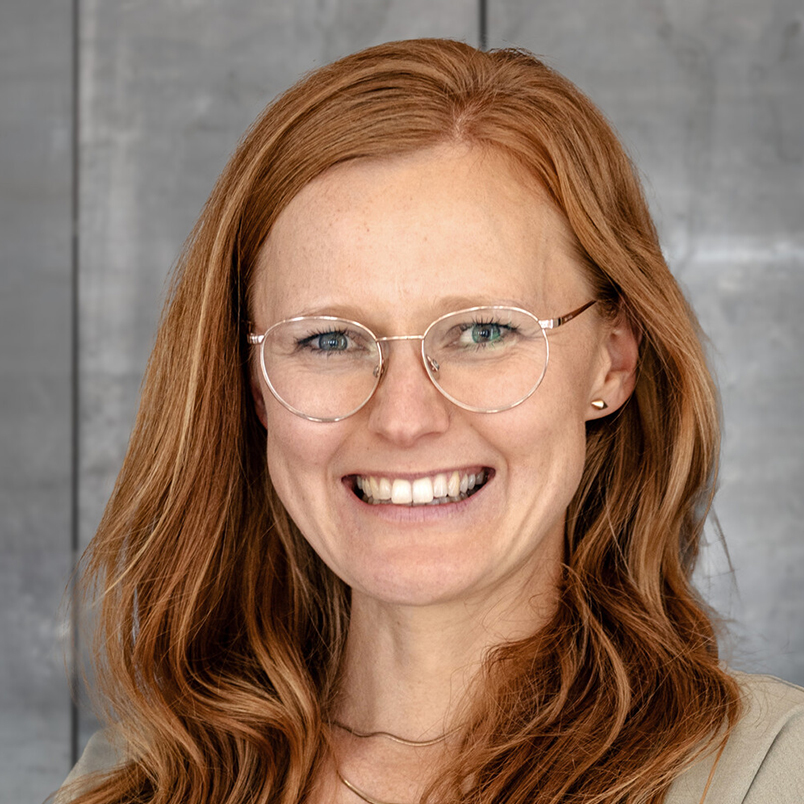 Profilbild Manuela Vogel vor grauer Wand