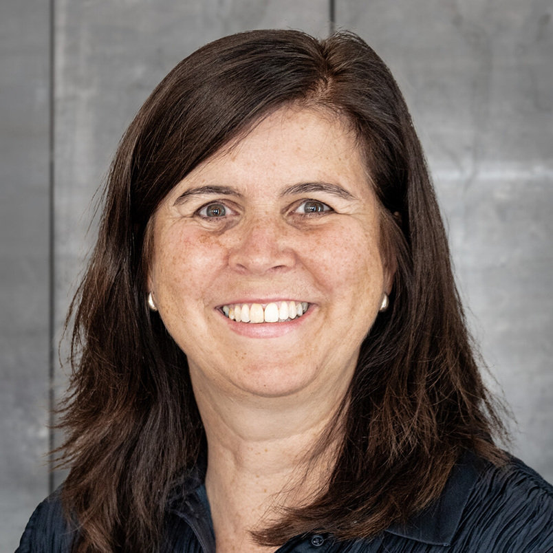 Profilbild Tuulikki Bone vor grauer Wand