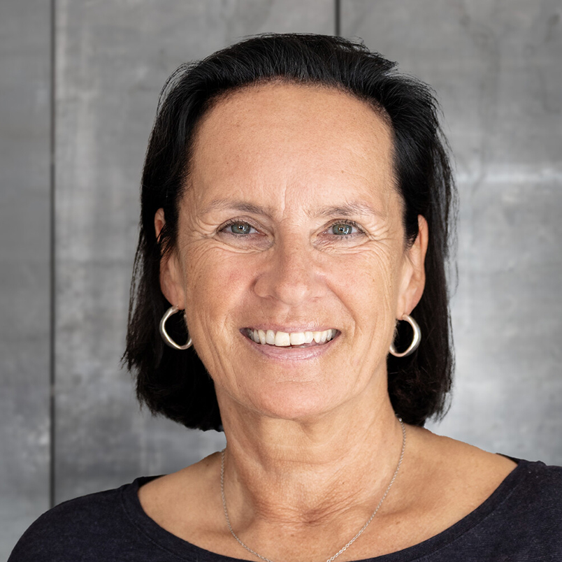 Profilbild Yvonne Schirm vor grauer Wand