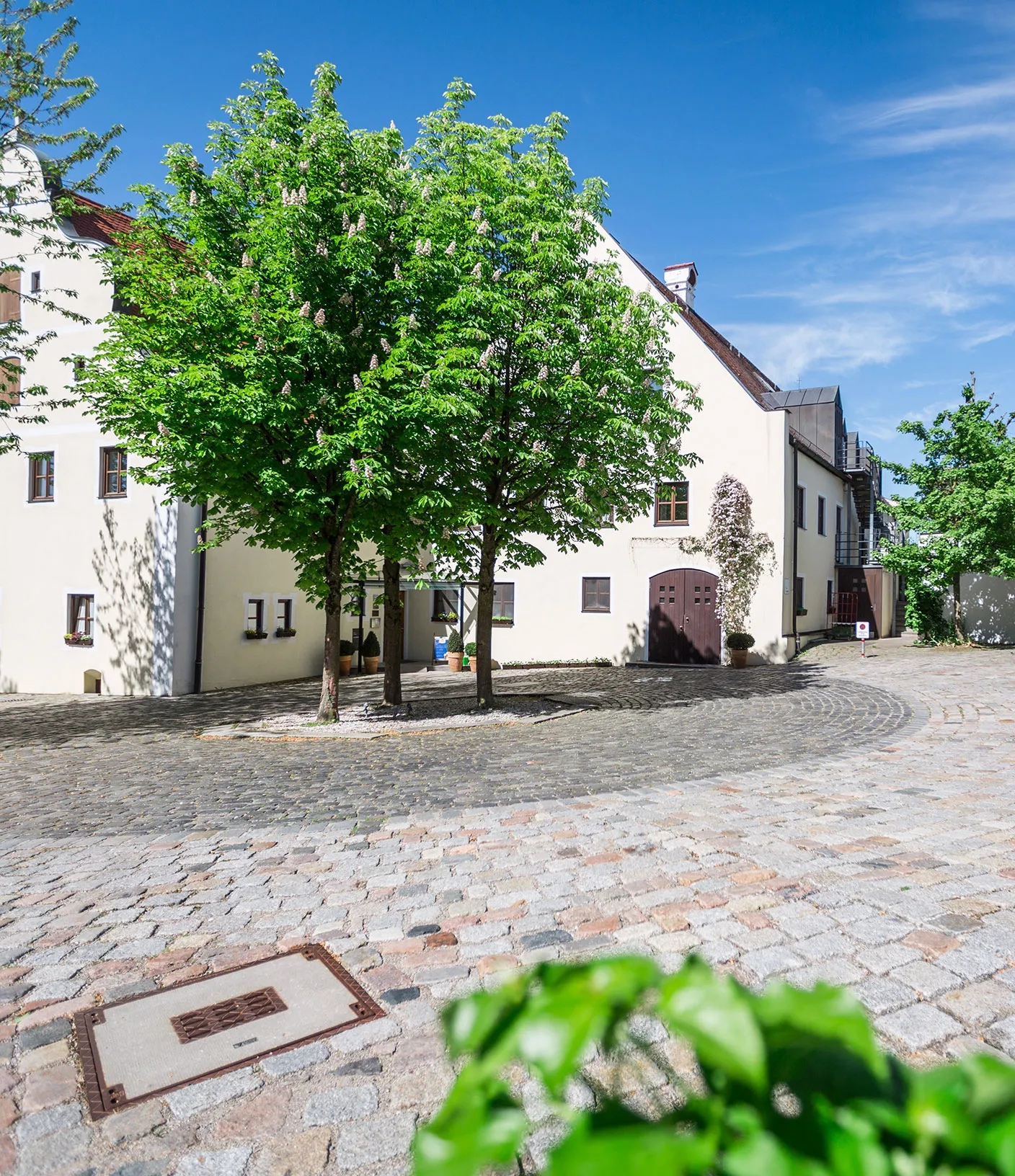 Aussenansicht des Hotel Klostergasthof an einem sonningen tag mit gepflasterter Zufahrt