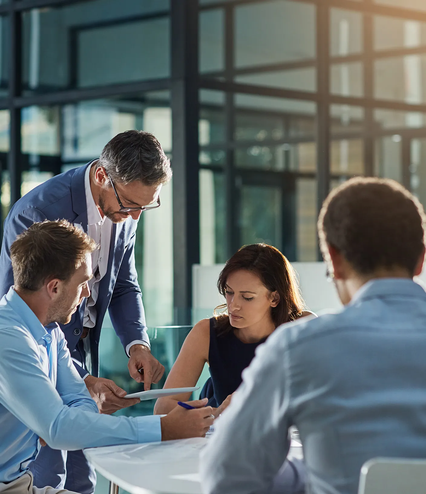 Vier Personen in einer Besprechung