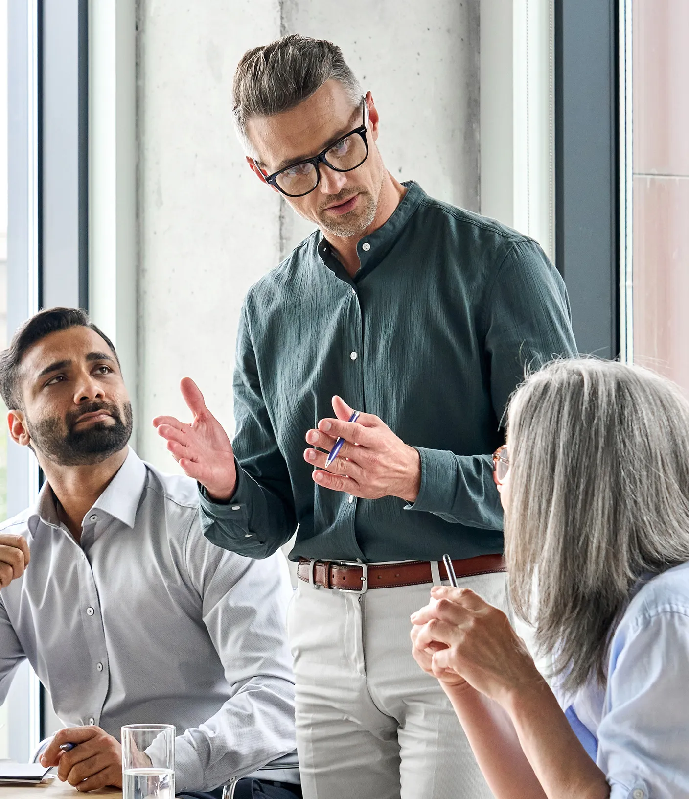 Drei Personen in einem Besprechungstermin
